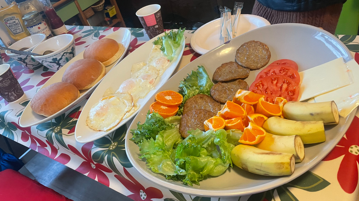 たっぷり具材のバーガーの朝食。ビーガン対応食もあり