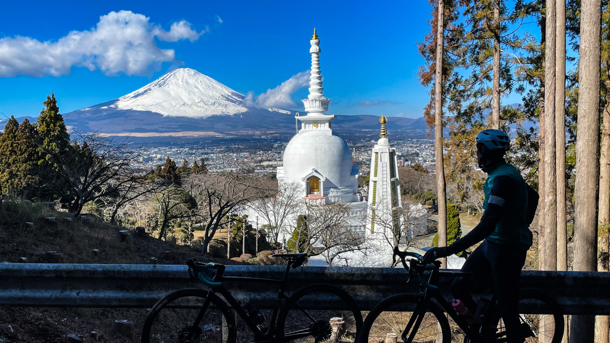 ここはインド?それともチベット? ちょっとシュールな光景の富士山