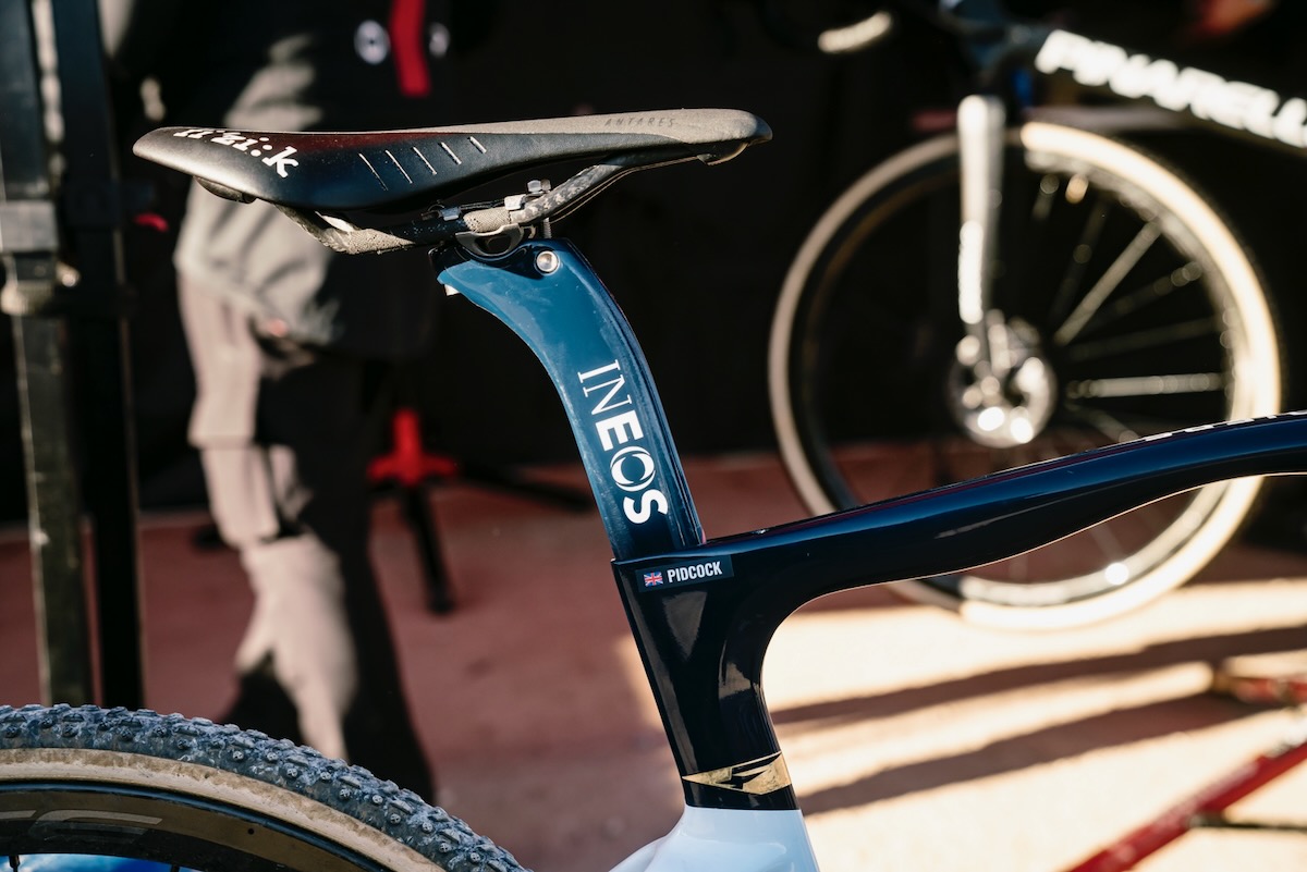 DOGMA Fと同じチタンによるシートやぐらを装備していると思われる