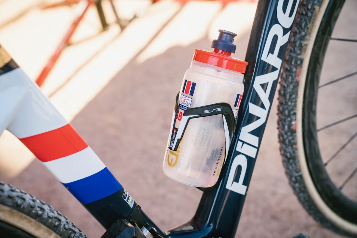 気温が上がったため、ピドコックはボトル装備でレースを走った