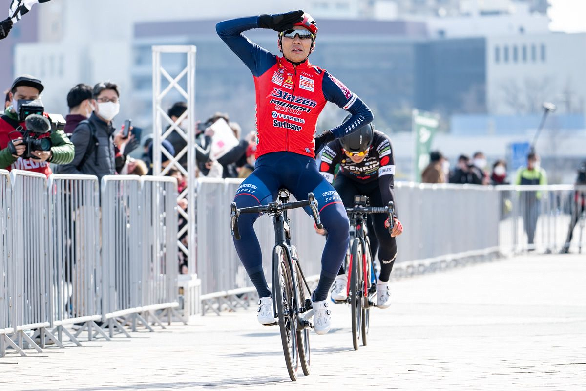 3名のゴールスプリントを小野寺玲(宇都宮ブリッツェン)が制した