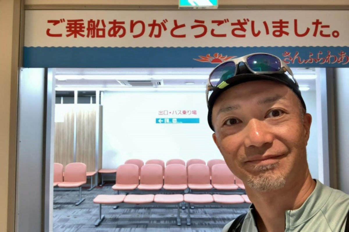 早朝の神戸港にて。下船が心残りなくらい快適な船旅で、前日の疲労からもすっかり回復!