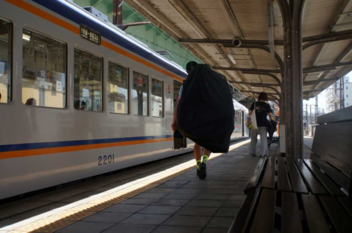 30分に1本という都会のローカル線に乗車して移動開始!