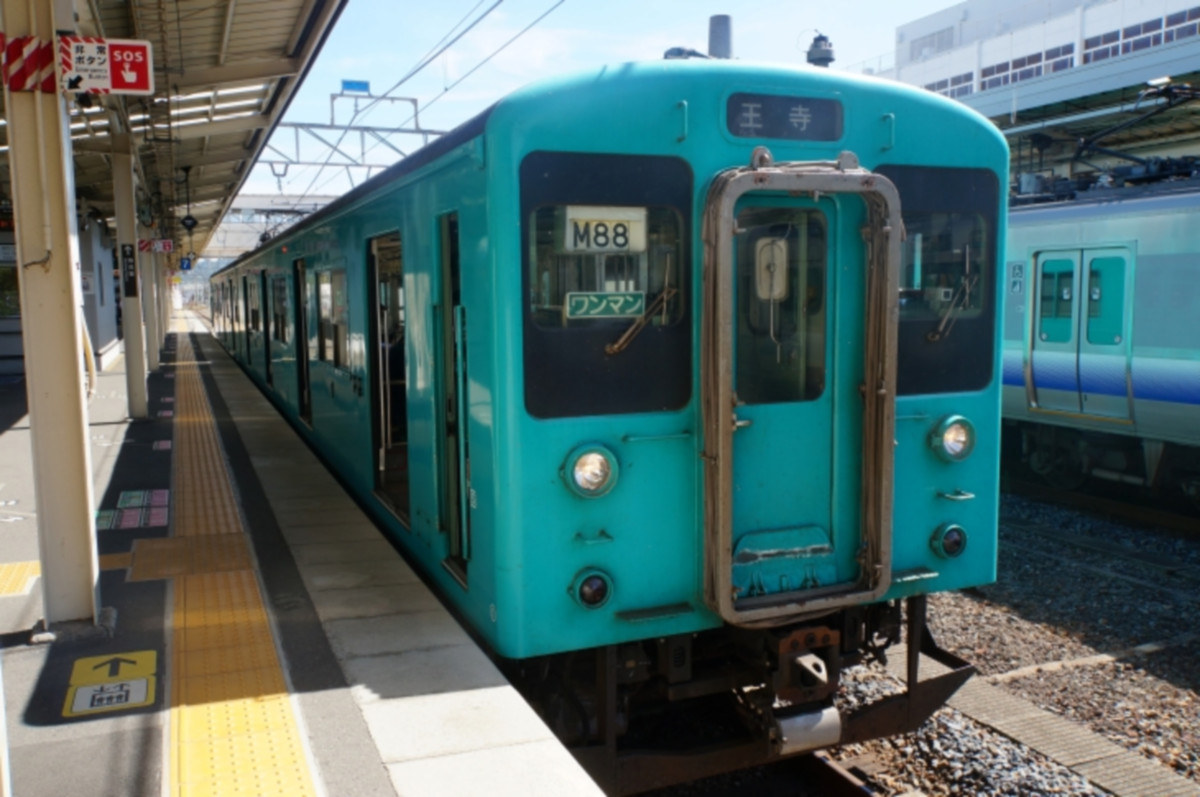 引退間近な国鉄型電車105系は車齢45年越えの大ベテラン車両!飾り気のないデザインも昭和の味。