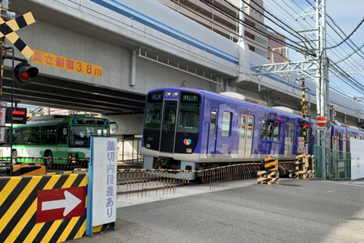 踏切待ちをしていると阪神電車がやってきた!関東人としてはそれだけでワクワクしてしまいます(笑)