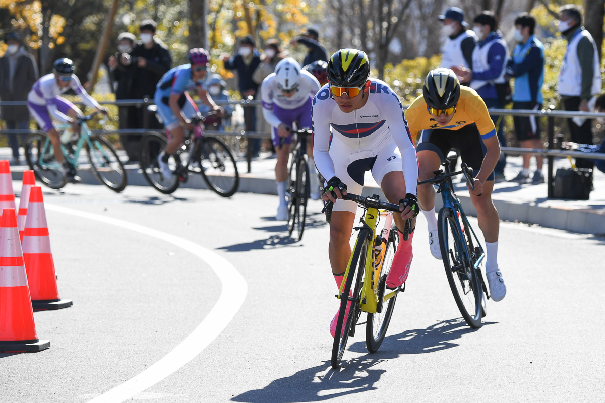 前年優勝の川野碧己(慶應義塾大学)も集団前方でレースを進める