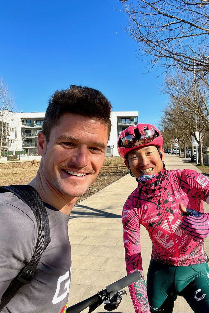 共に日本のレースを走り、現在はGCNエスパニョールでプレゼンターを務めるオスカル・プジョルと再会