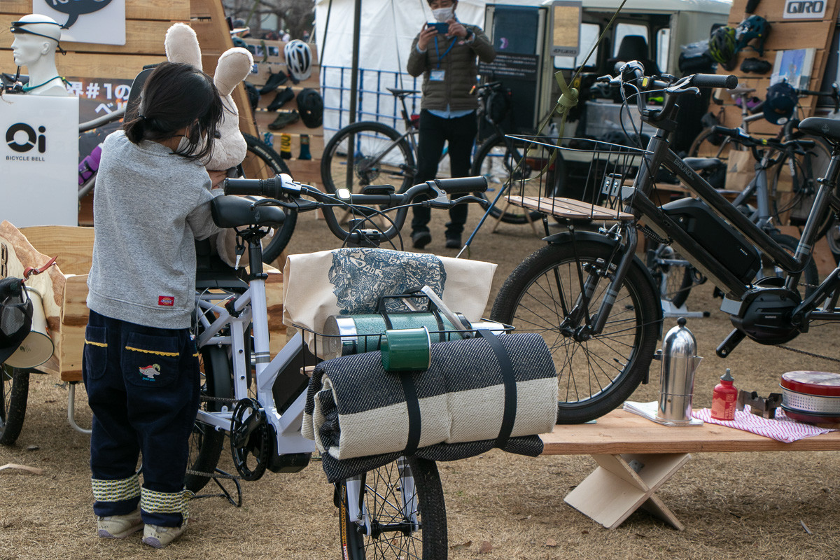 ブルーノのeToolはいろんな楽しみ方が広がる小径E-BIKE。うさぎのぬいぐるみを載せてどこへ出かけたいのでしょう?笑