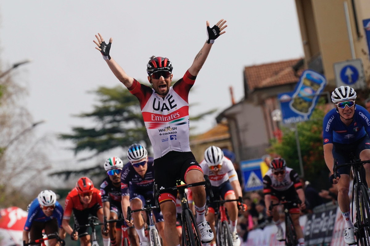 追走を振り切り勝利したディエゴ・ウリッシ(イタリア、UAEチームエミレーツ)