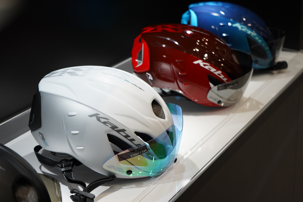 カブトの再注目モデルAERO-R2の周りにはサイクリストが集まった