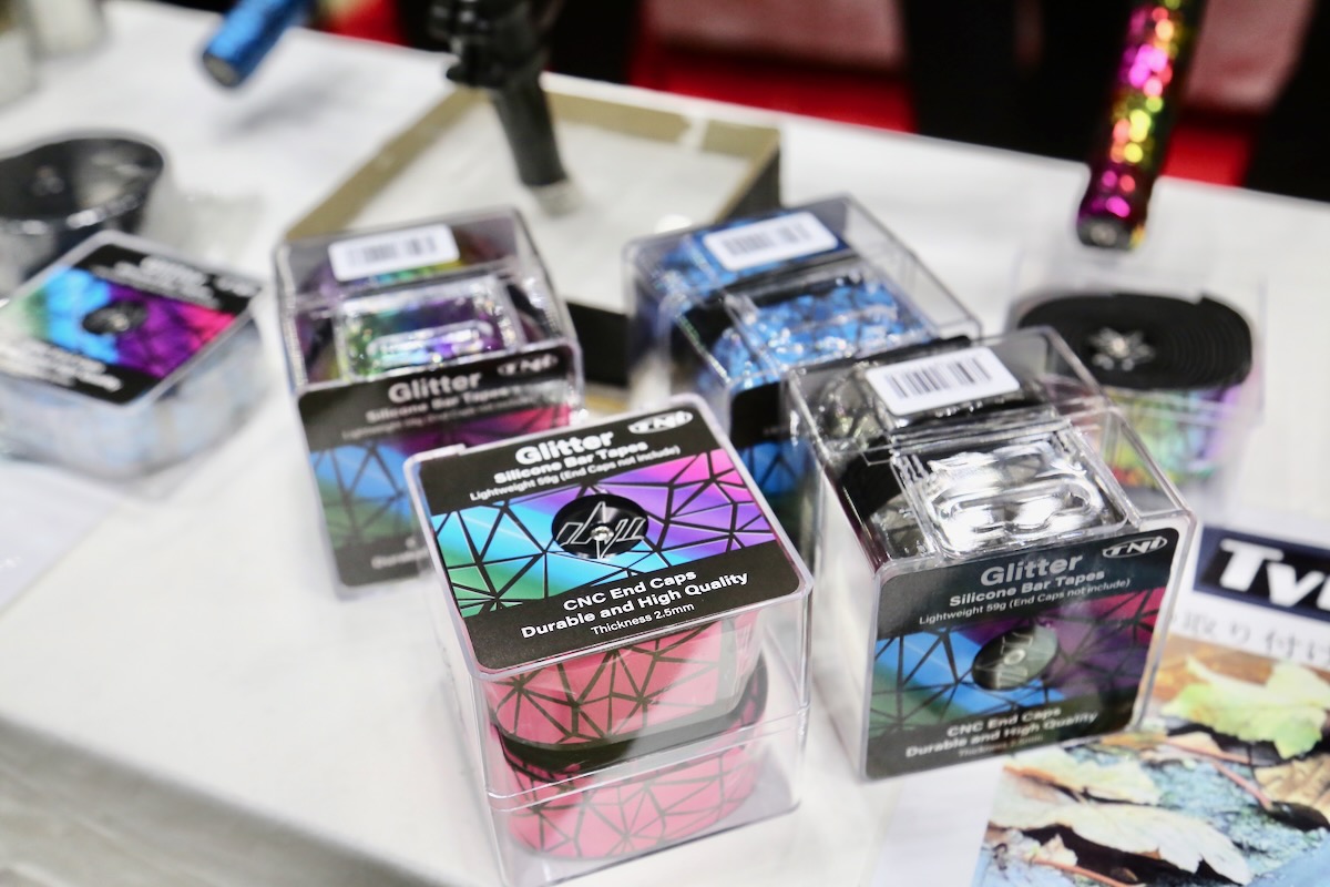 オリジナルブランドのTNIからは煌びやかなバーテープ(税別2600円)がデビュー
