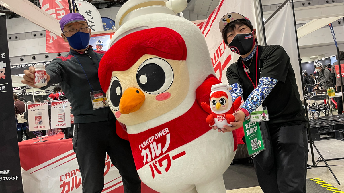 ハマリ産業の「カルノパワー」マスコットのカルノちゃんと山崎敏正さん(左)、渕上記理子さん
