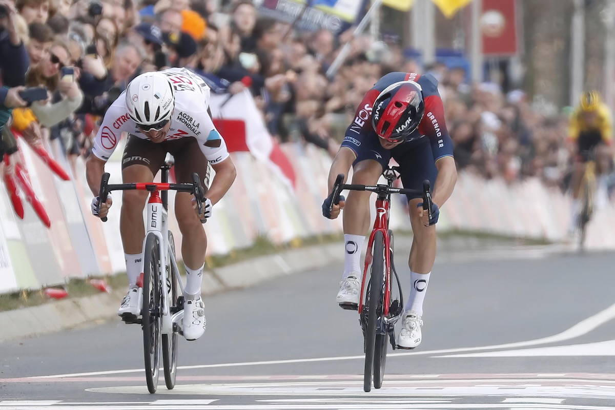 アムステルゴールドレースで2度目の優勝を達成したミハウ・クフィアトコフスキ(ポーランド、イネオス・グレナディアーズ)