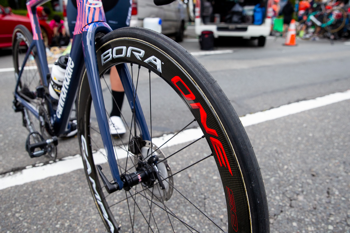 ホイールはカンパニョーロのBORA ONE DISC。パナレーサーの試作品(AGILIST?)と思われるタイヤが取り付けられていた