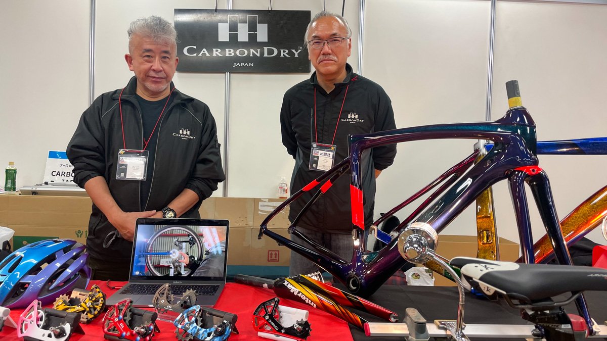 カーボンドライジャパン スタッフの野澤さん(左)と早川社長(右)