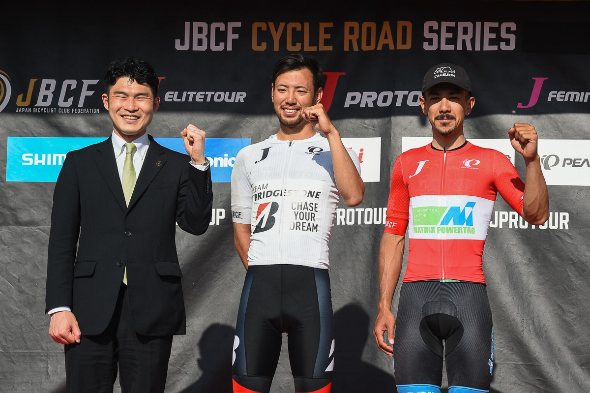 写真右から、プロリーダージャージの小林海(マトリックスパワータグ)、ネクストリーダージャージの山本哲央(チームブリヂストンサイクリング)、プレゼンターを務めた三原市の岡田吉弘市長