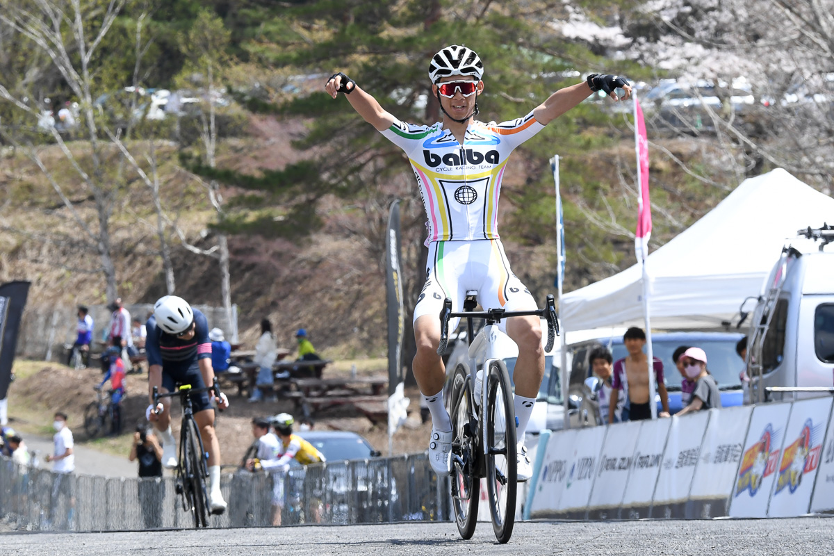 E1優勝 寺崎武郎(バルバサイクルレーシングクラブ)がアタック