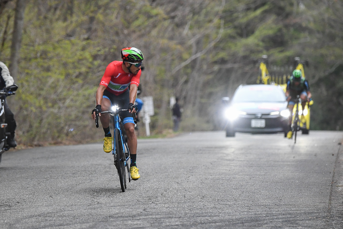 残り1km 遅れたレオネル・キンテロ(マトリックスパワータグ)を待つ小林海(マトリックスパワータグ)