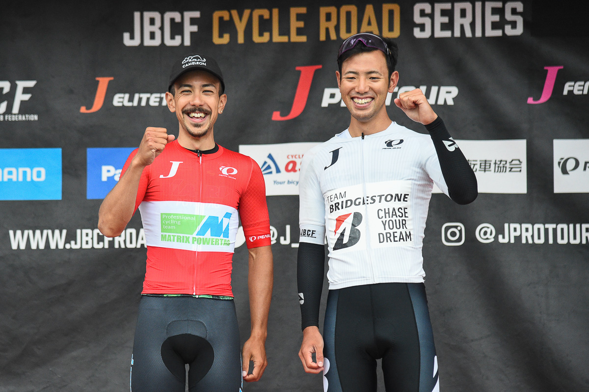 プロリーダージャージの小林海(マトリックスパワータグ、写真左)と、ネクストリーダージャージの山本哲央(チームブリヂストンサイクリング)