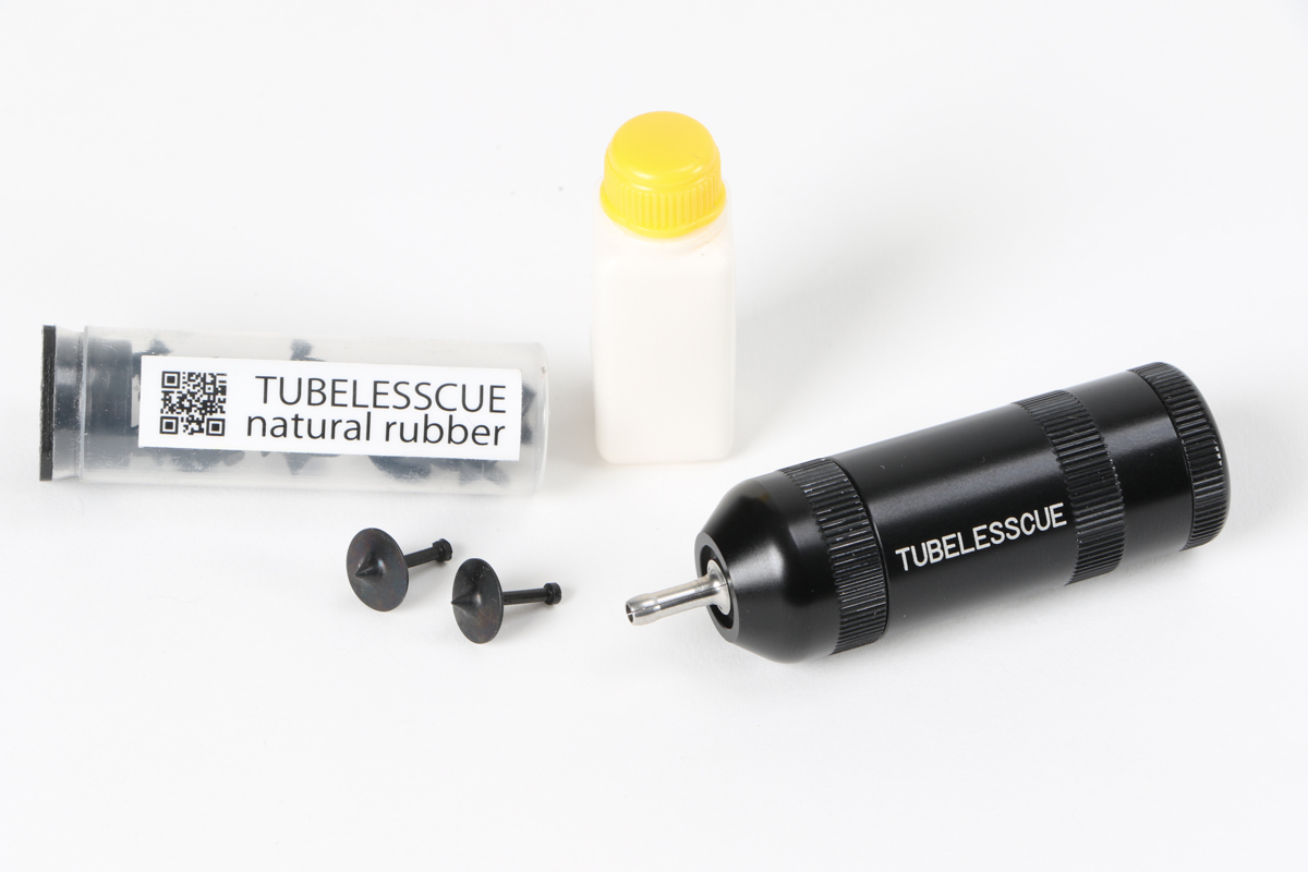 フジチカTUBELESSCUE(チューブレスキュー)キット シーラントの小瓶もセットだ