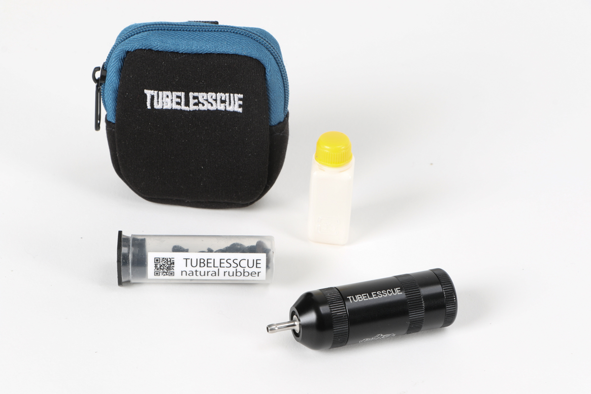 フジチカTUBELESSCUE(チューブレスキュー)キット 携帯ポーチとシーラントの小瓶もセットだ
