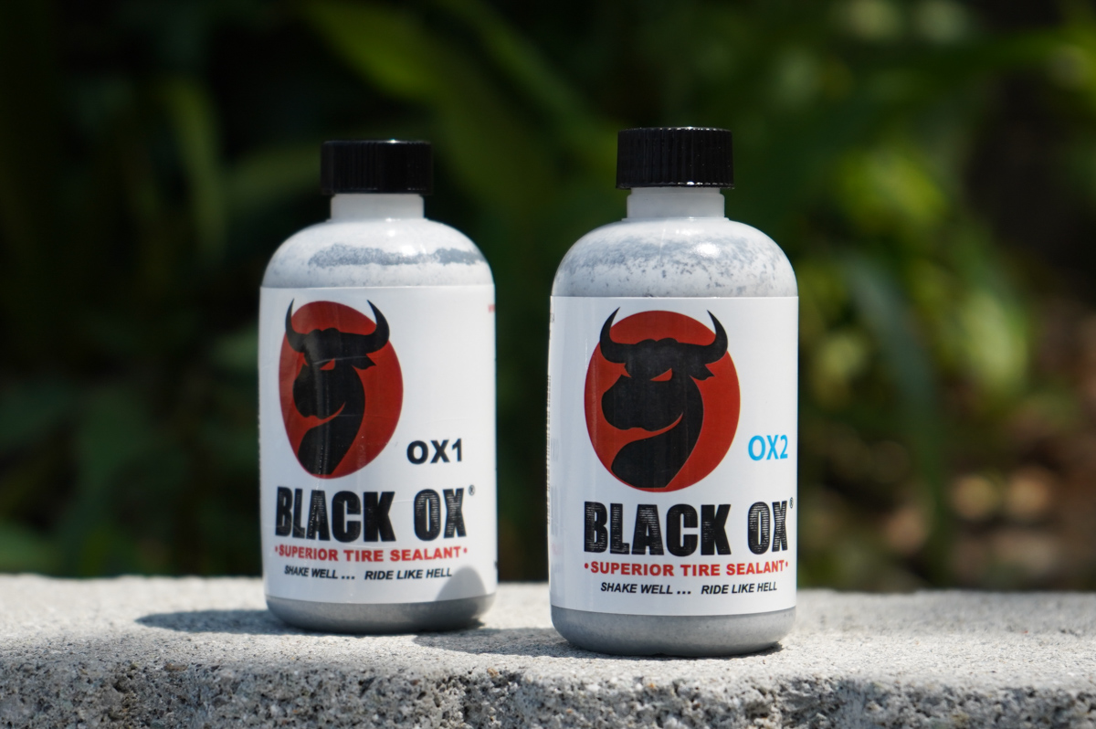 ブラックオックスのシーラント2種類。最新版のOX2(右)、ベーシックモデルのOX1(左)