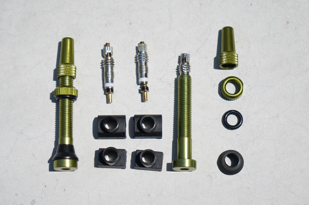 チューブレスバルブキットには3種類のグロメットと2つのバルブコアが付属する
