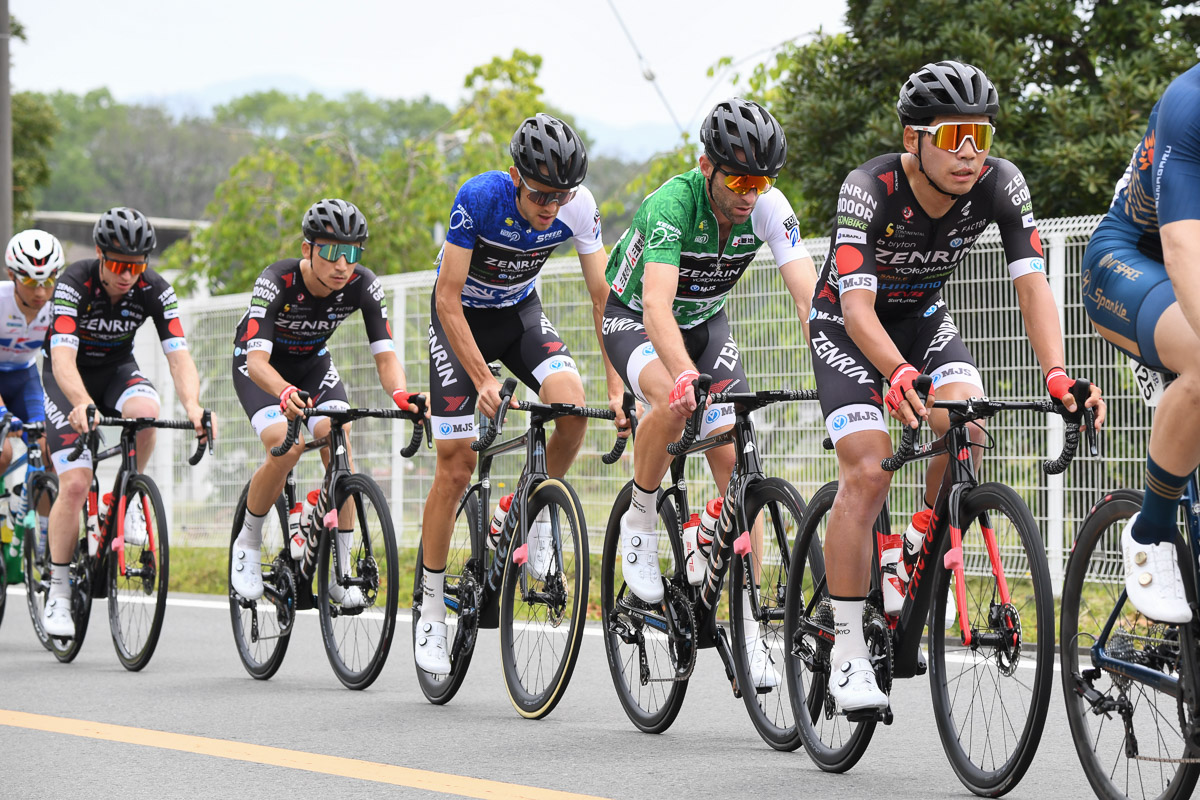 チーム右京躍進を支えた石橋学(写真先頭)と小石祐馬(写真前から4人目)