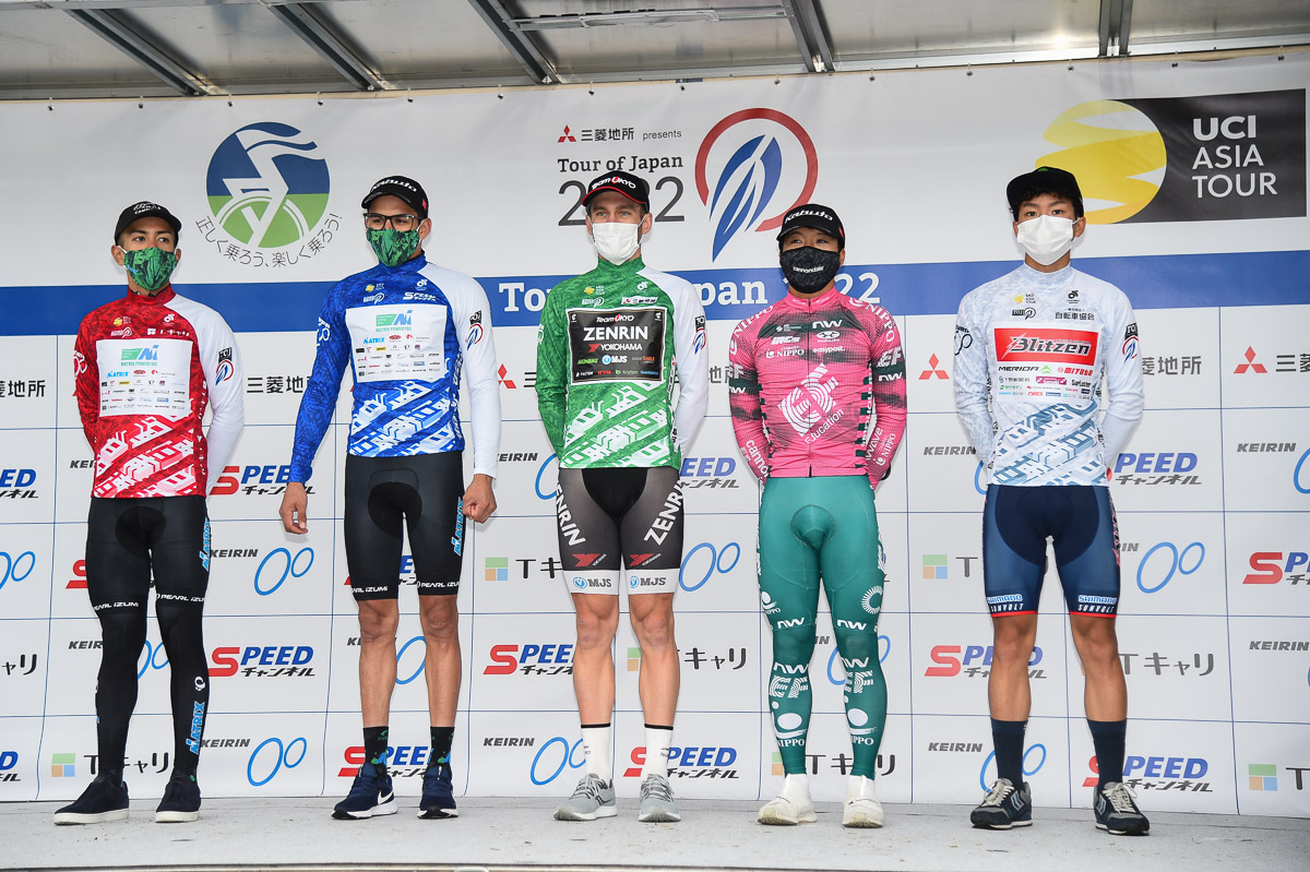 優勝した岡篤志(EFエデュケーション・NIPPOデヴェロップメントチーム、写真右から2人目)と各賞ジャージ