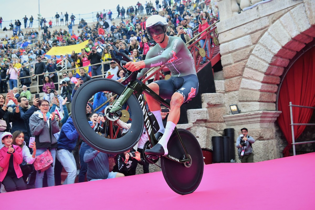 ウイリーでアレーナに登場するマチュー・ファンデルプール(オランダ、アルペシン・フェニックス)