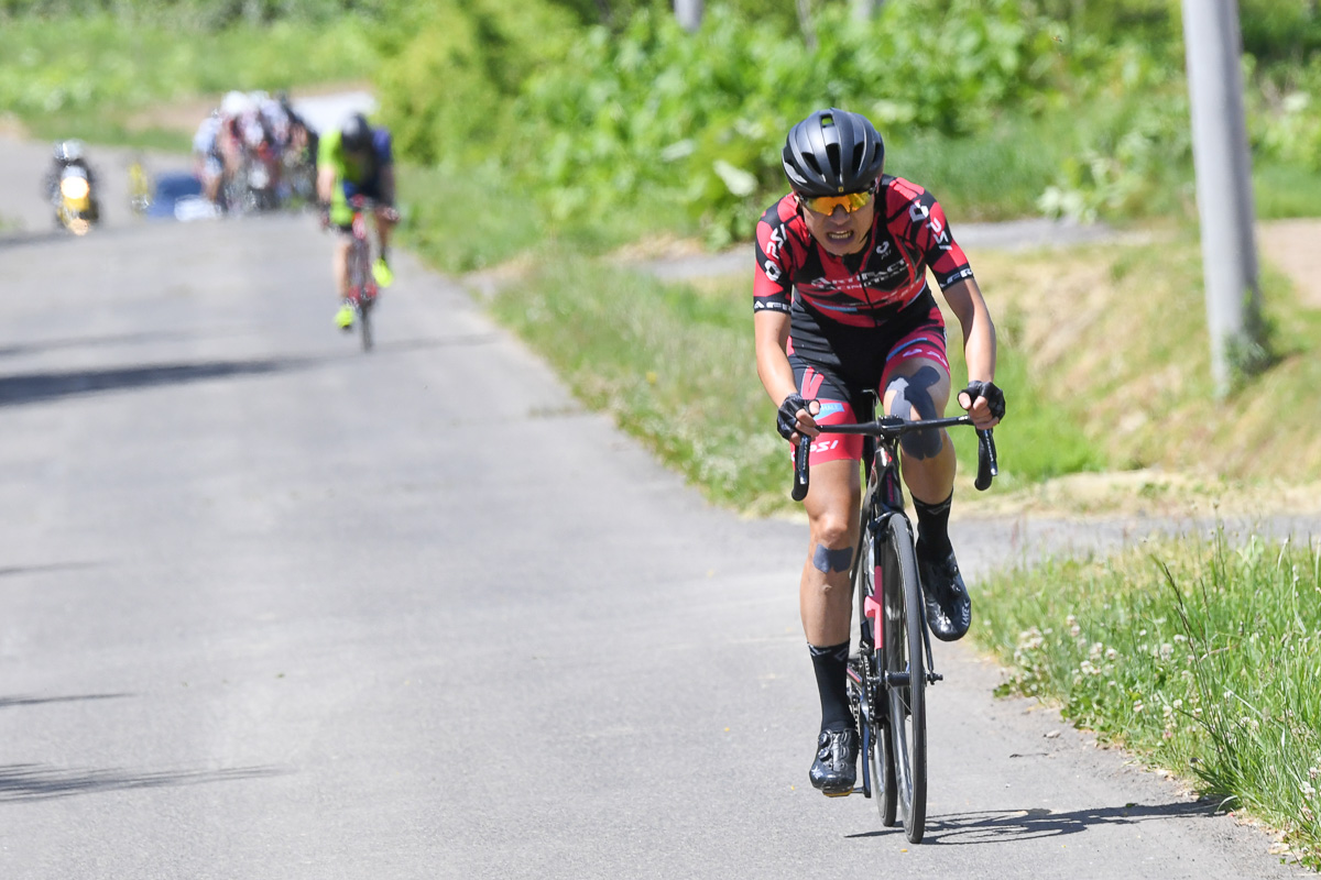 6月のニセコクラシック2022、残り10kmを切り独走して優勝した石井祥平(アーティファクトレーシングチーム)85km参加者の後方に追走集団が迫る