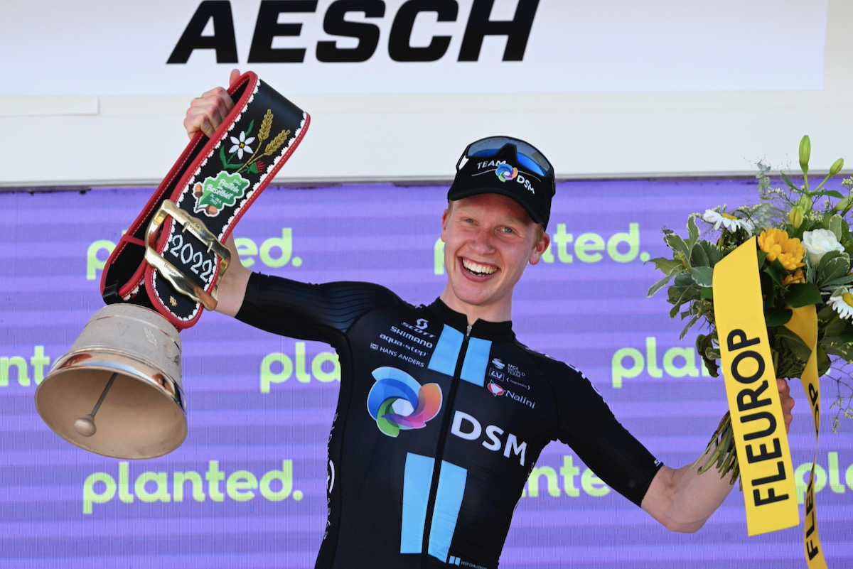 表彰台で勝利を喜ぶアンドレアス・レックネスン(ノルウェー、チームDSM)