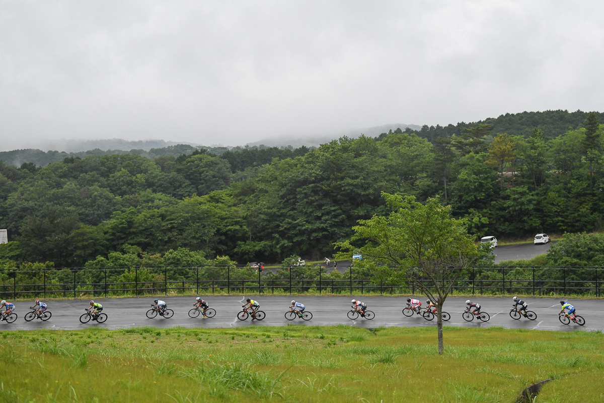 朝から曇りの日本サイクルスポーツセンター この雲の奥に富士山がある