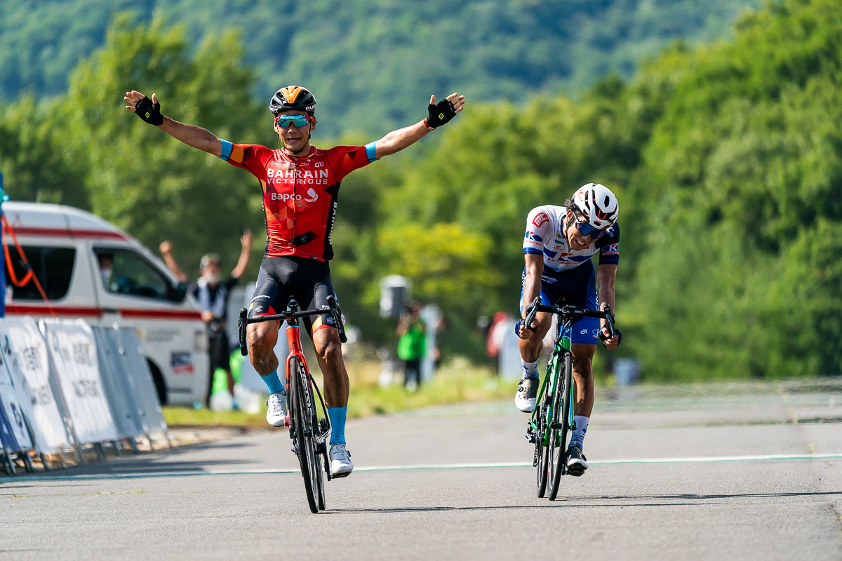 スプリントで先行した新城雄大(キナンレーシングチーム)を差し返し、3度目の全日本ロード優勝を飾った新城幸也(バーレーン・ヴィクトリアス)