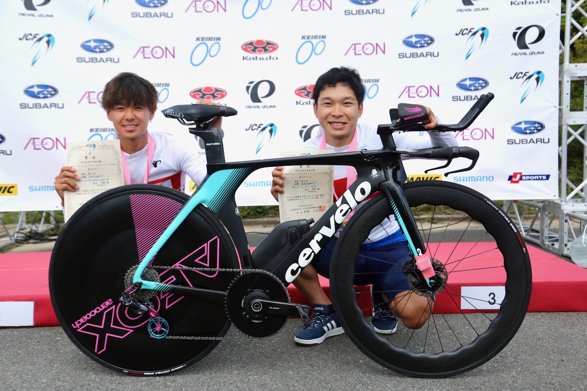 金子宗平(群馬グリフィンレーシングチーム) とサーヴェロ P5。元チームメイトのU23TT王者、留目夕陽と共に