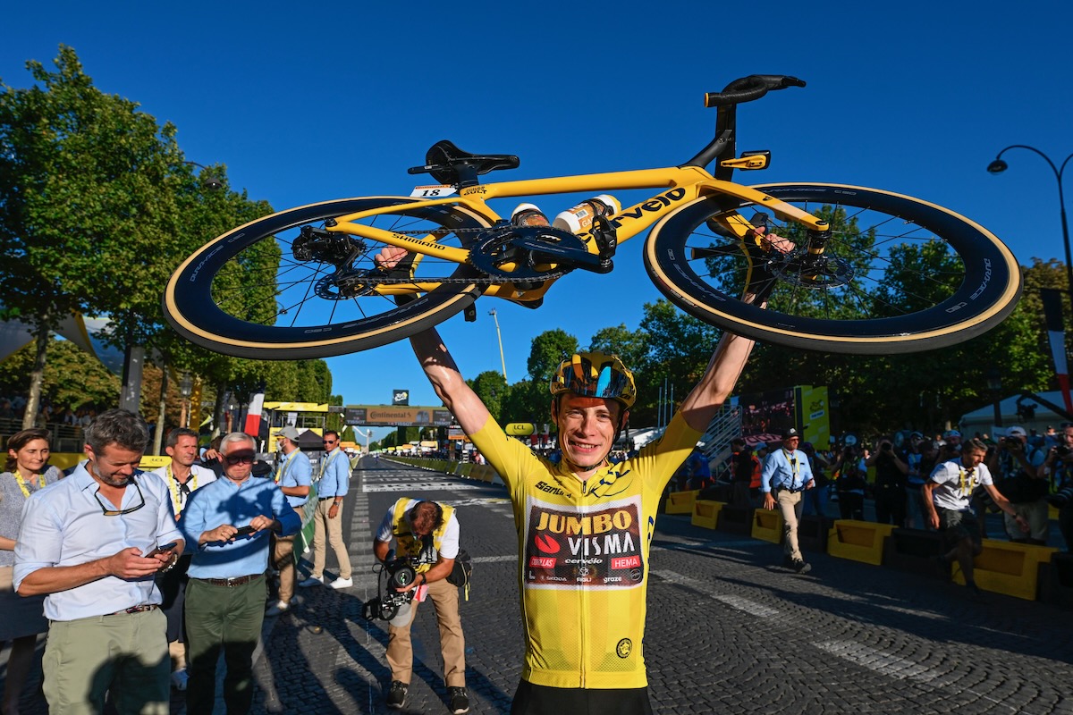 マイヨジョーヌカラーのバイクを掲げるヨナス・ヴィンゲゴー(デンマーク、ユンボ・ヴィスマ)