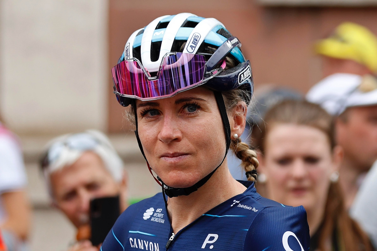 翌日から始まる山岳決戦に向かうアネミエク・ファンフルーテン(オランダ、モビスター)
