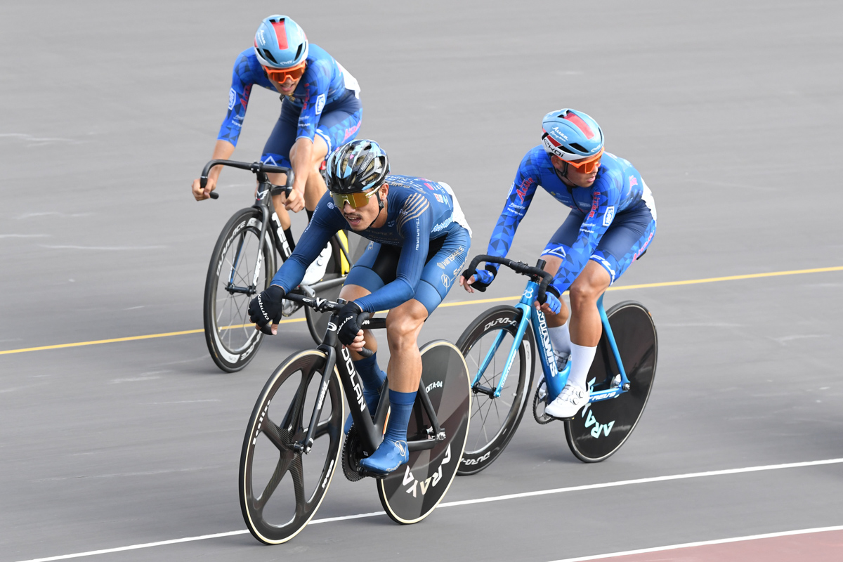 男子オムニアム ポイントレース中盤、渡邊翔太郎(愛三工業レーシングチーム)、孫崎大樹(スパークルおおいたレーシングチーム)らが集団をラップ