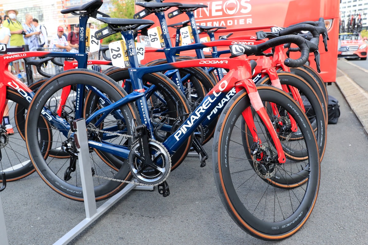 パヴェステージ用セットアップが施されたアダム・イェーツ(イギリス)のDOGMA F