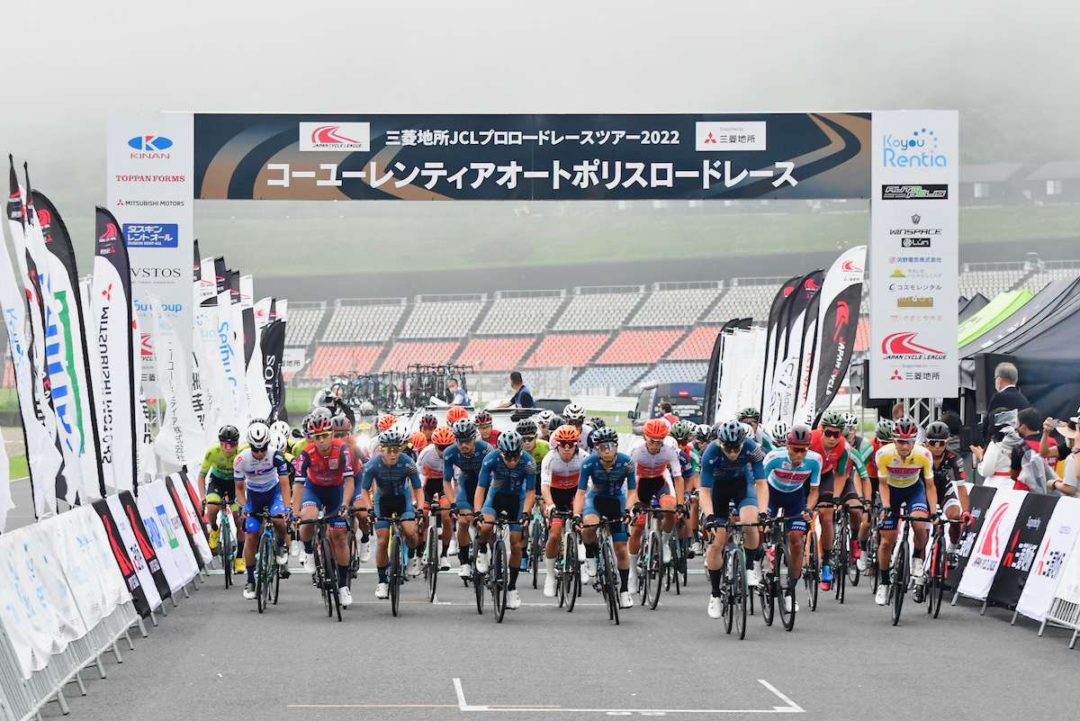 全9チーム、総勢48名の選手たちがスタート