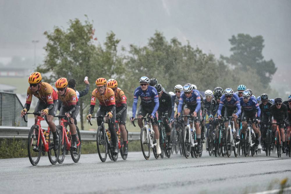 レース終盤に入りウノエックス・プロサイクリング チームが集団先頭でコントロールを開始