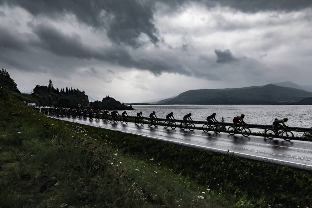 レース中、雨が選手たちに降り注いだ