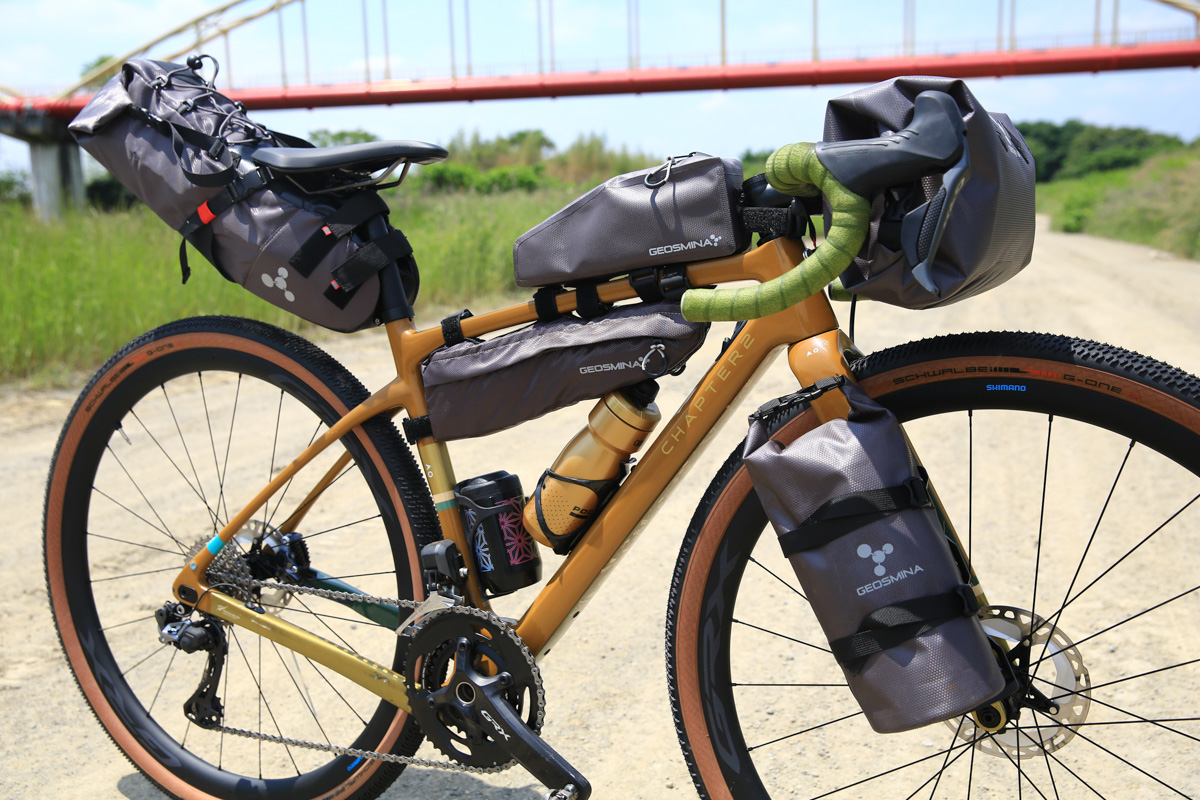 GEOSMINA(ジオスミナ)のバイクパッキングバッグを装着した例