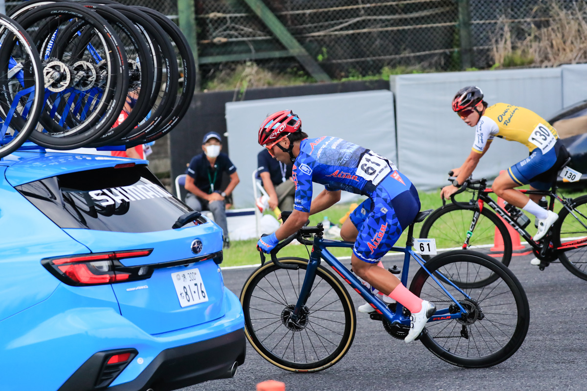 岡本隼人(愛三工業レーシング)が前輪のパンクに見舞われ、ニュートラルサポートのホイールに交換して前を追う
