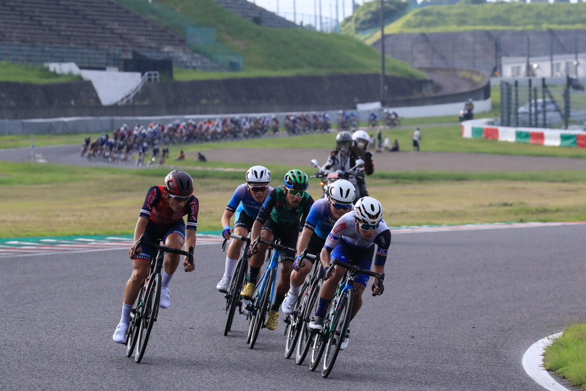 増田成幸(宇都宮ブリッツェン)、風間翔眞と天野壮悠(シマノレーシング)、花田聖誠(キナンレーシングチーム)の逃げが差を開く