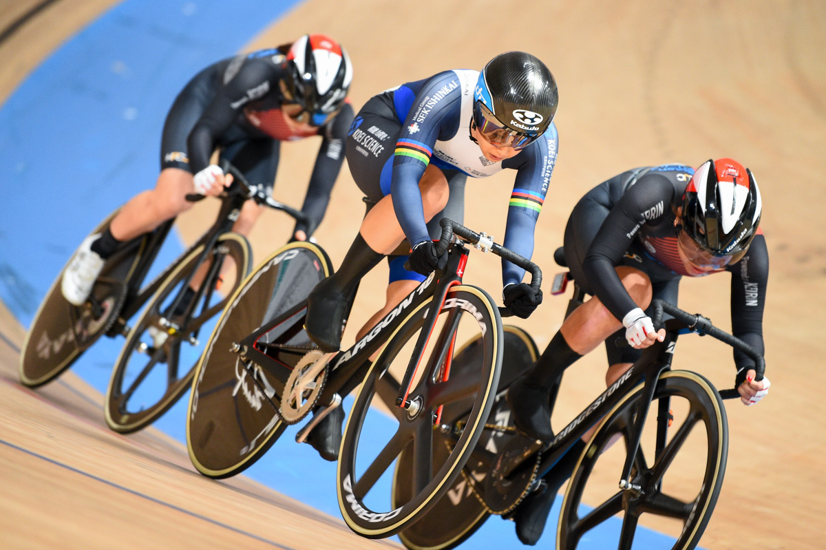 女子エリート・オムニアム ポイントレースでアウト側がらまくっていく梶原悠未(TEAM Yumi)