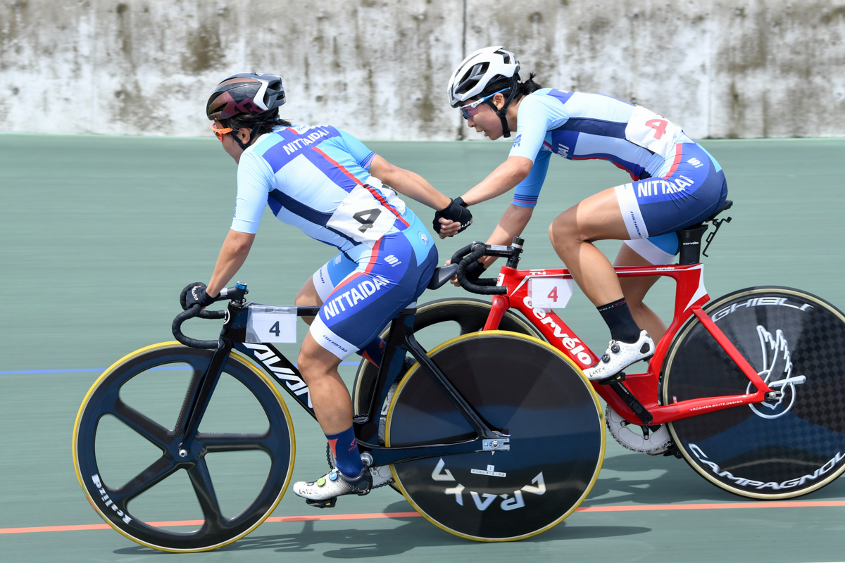 女子マディソン 後半の単独先行で圧勝した日本体育大学(岩元、川口)