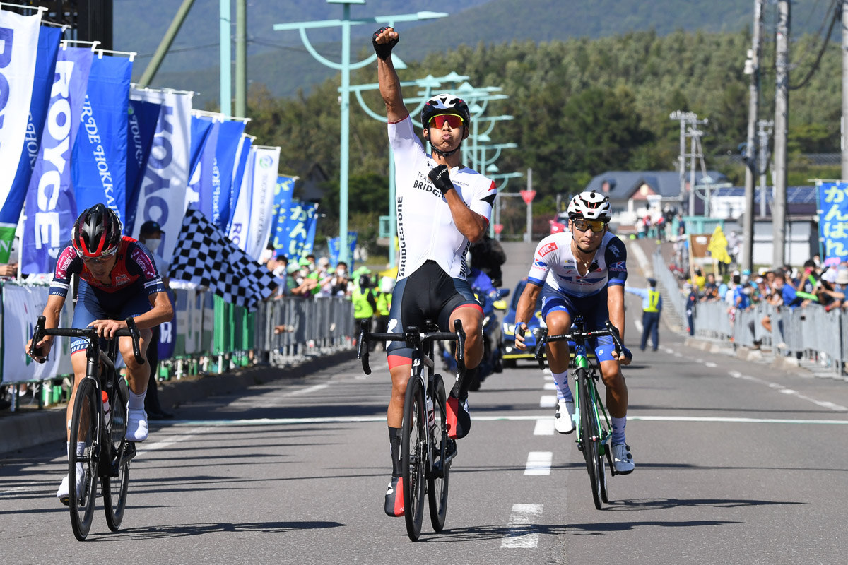 第1ステージ優勝の今村駿介(チームブリヂストンサイクリング)