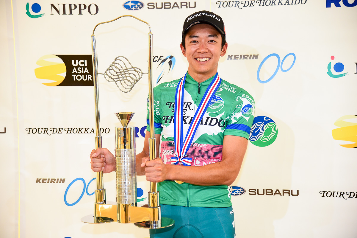 優勝トロフィーを手にする門田祐輔(EFエデュケーション・NIPPOデヴェロップメントチーム)