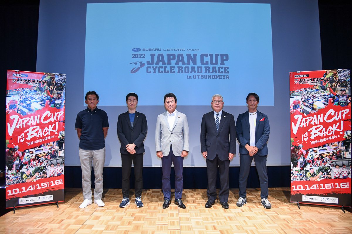 記者発表会に登壇した宇都宮市の佐藤栄一市長(写真中央)らが「JAPANCUP is BACK」のバナーと共に記念撮影